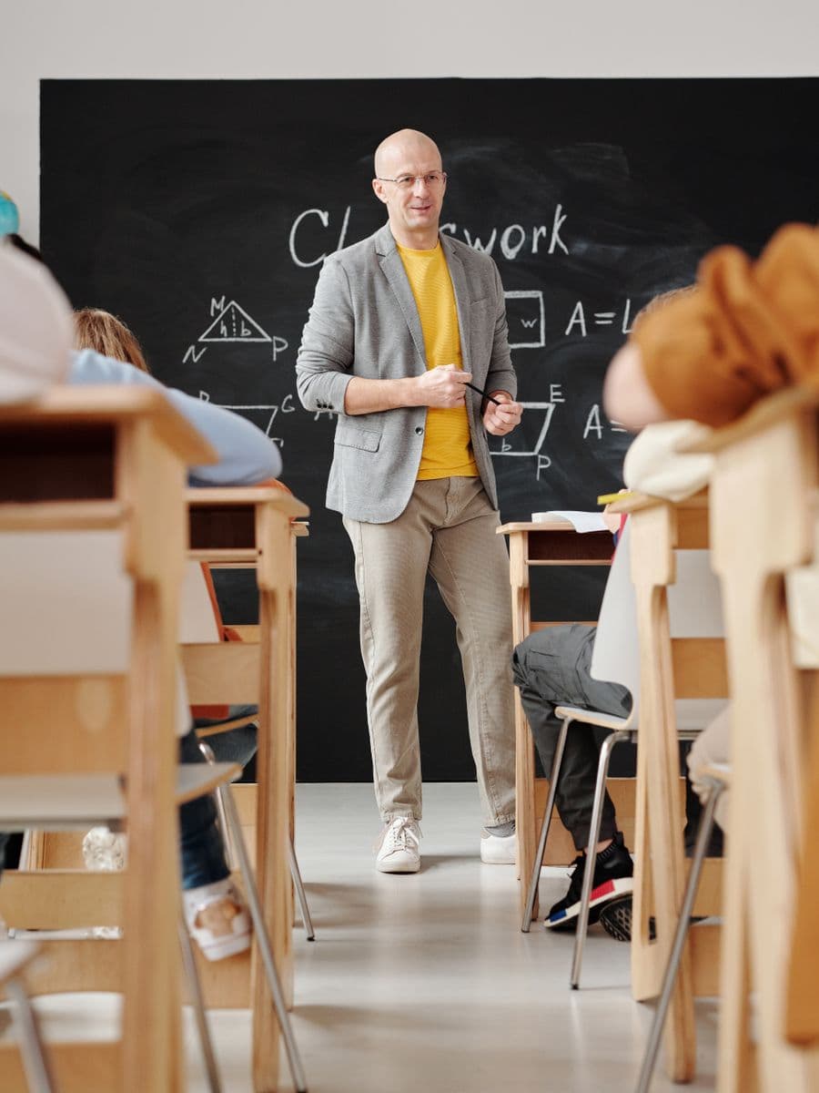 Professor lecionando para alunos em sala de aula