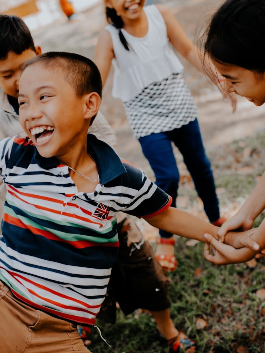 Crianças sorrindo e brincando ao ar livre